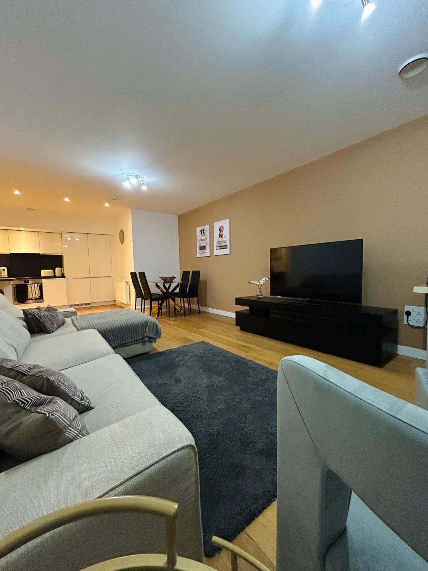 Modern 2-bedroom Flat Near Wembley - 9 Minutes From Park Royal Station * Londres